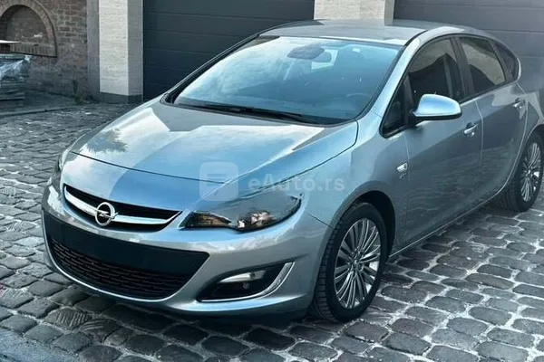 Opel Astra J — polovni automobil