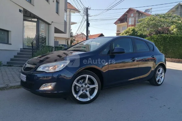 Opel Astra J — polovni automobil