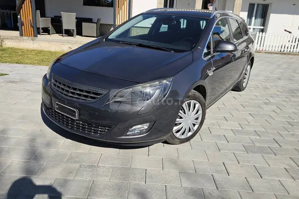 Opel Astra J — polovni automobil