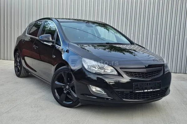 Opel Astra J — polovni automobil