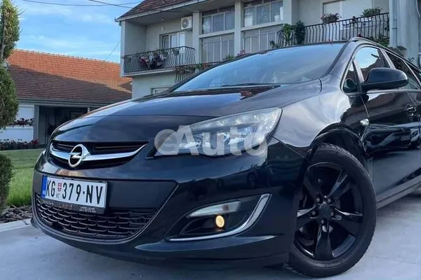 Opel Astra J — polovni automobil