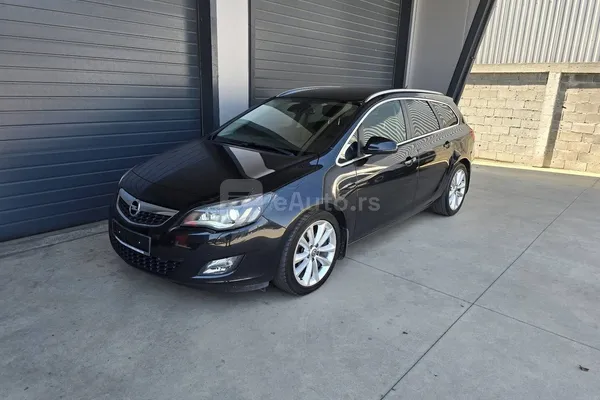 Opel Astra J — polovni automobil