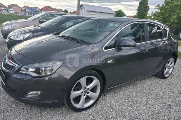 Opel Astra J — polovni automobil