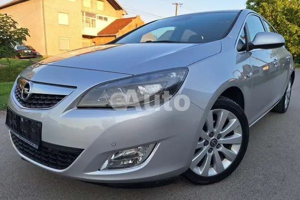 Opel Astra J — polovni automobil
