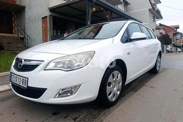 Opel Astra J — polovni automobil