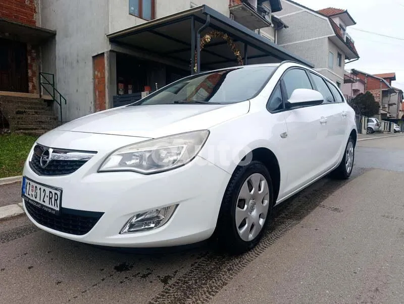 Opel Astra J — polovni automobil