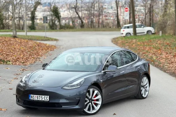 Tesla Model 3 — polovni automobil