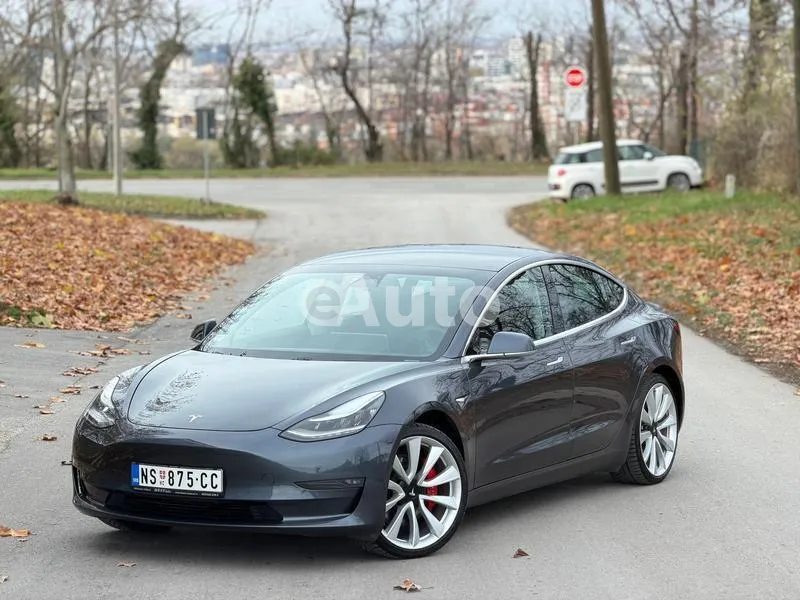 Tesla Model 3 — polovni automobil