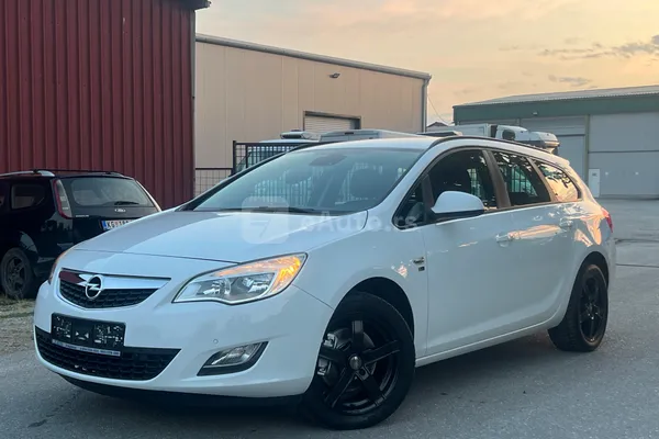 Opel Astra J — polovni automobil