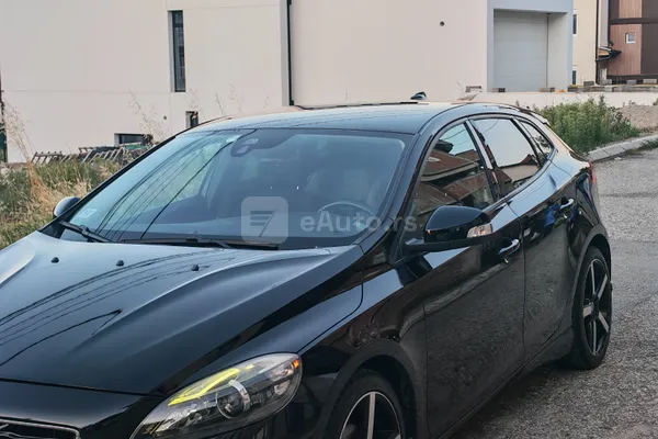 Volvo V40 — polovni automobil
