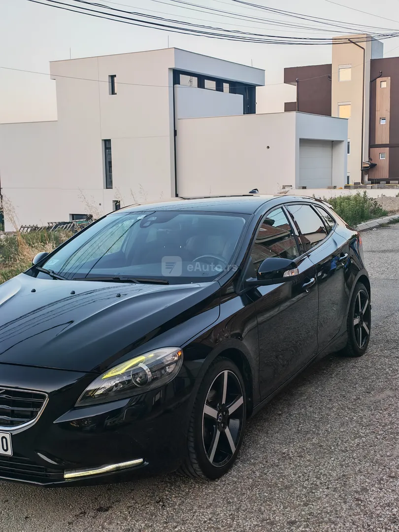 Volvo V40 — polovni automobil
