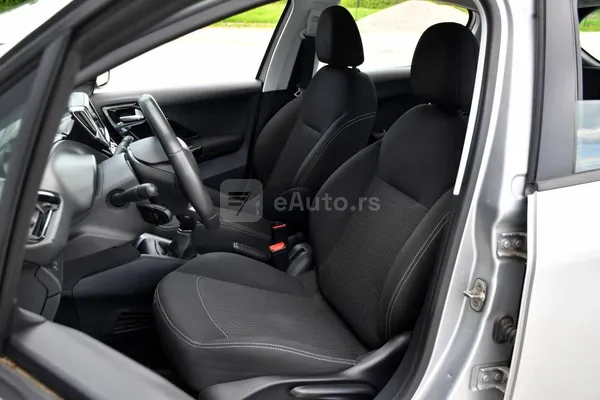 Peugeot 208 — polovni automobil