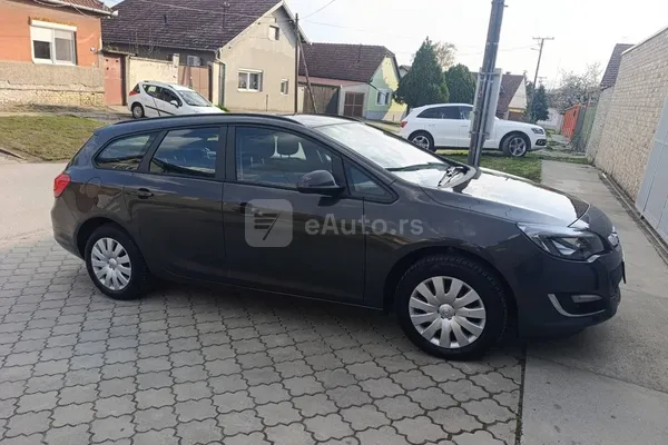 Opel Astra J — polovni automobil