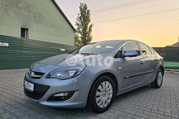 Opel Astra J — polovni automobil