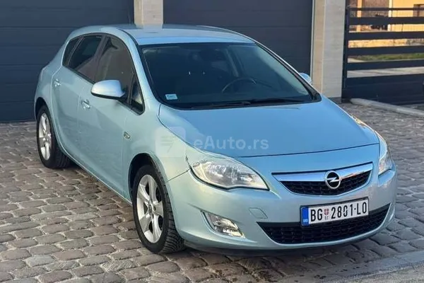 Opel Astra J — polovni automobil