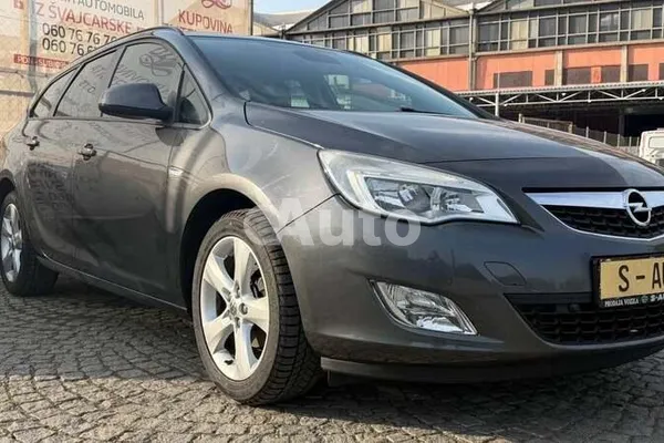 Opel Astra J — polovni automobil
