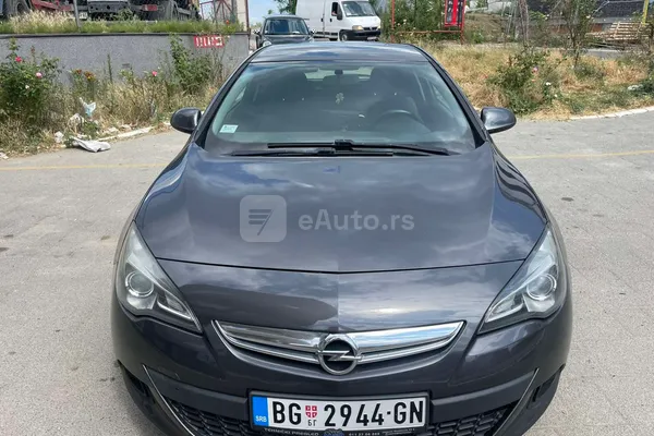 Opel Astra J — polovni automobil