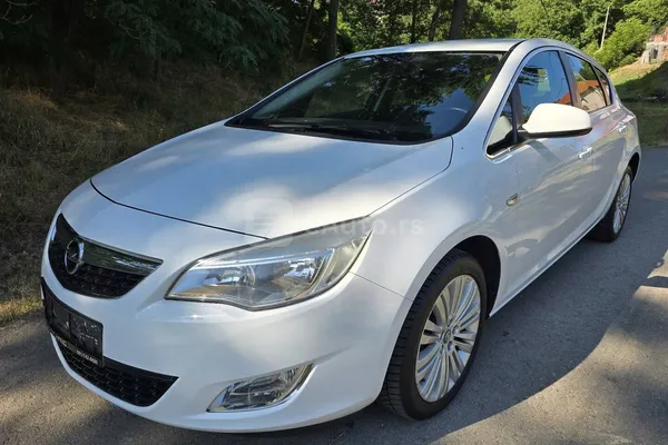 Opel Astra J — polovni automobil