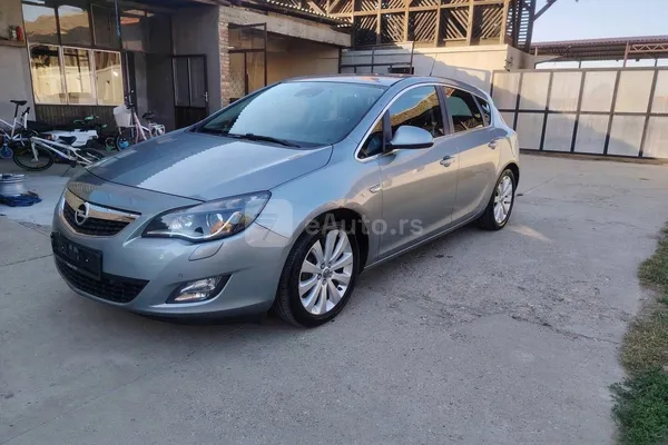 Opel Astra J — polovni automobil