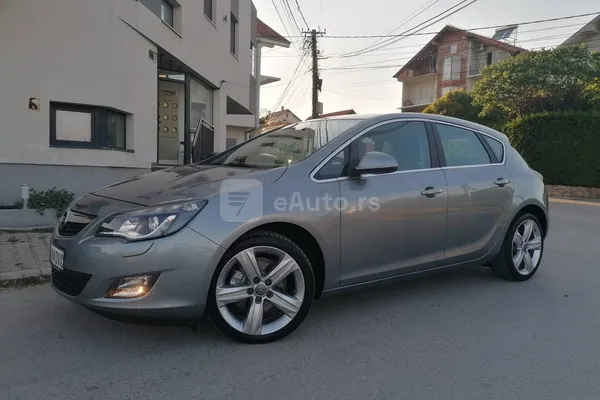 Opel Astra J — polovni automobil
