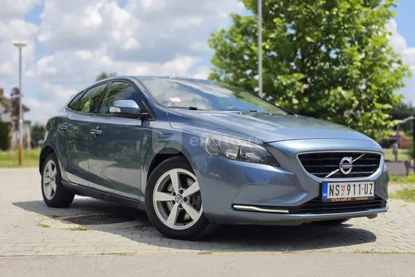 Volvo V40 — polovni automobil