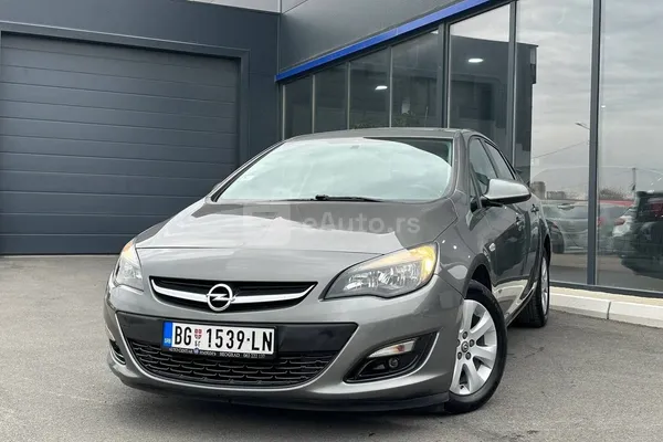 Opel Astra J — polovni automobil