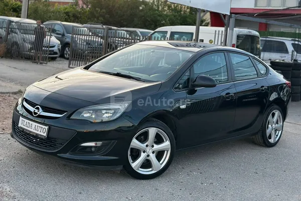 Opel Astra J — polovni automobil