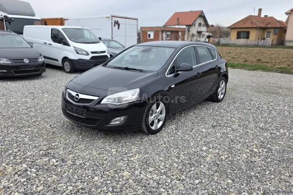 Opel Astra J — polovni automobil