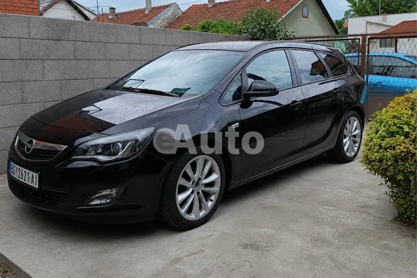 Opel Astra J — polovni automobil