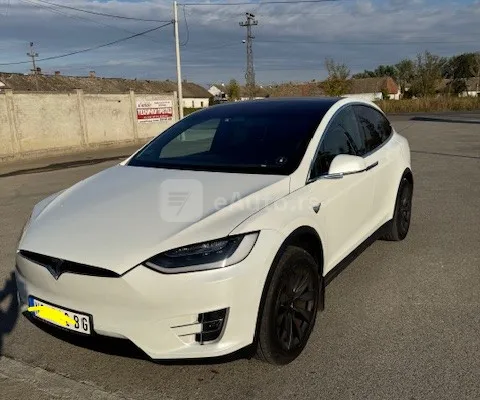 Tesla Model X — polovni automobil