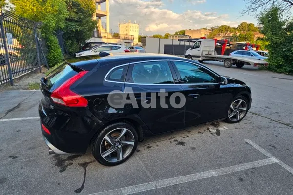Volvo V40 — polovni automobil
