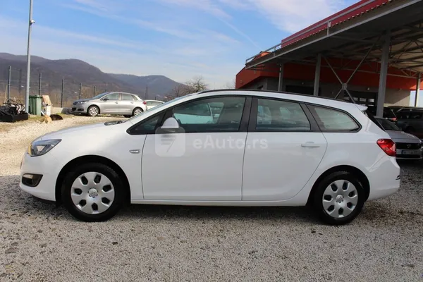 Opel Astra J — polovni automobil