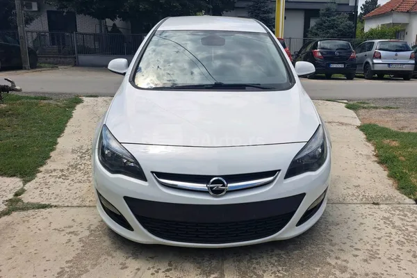Opel Astra J — polovni automobil
