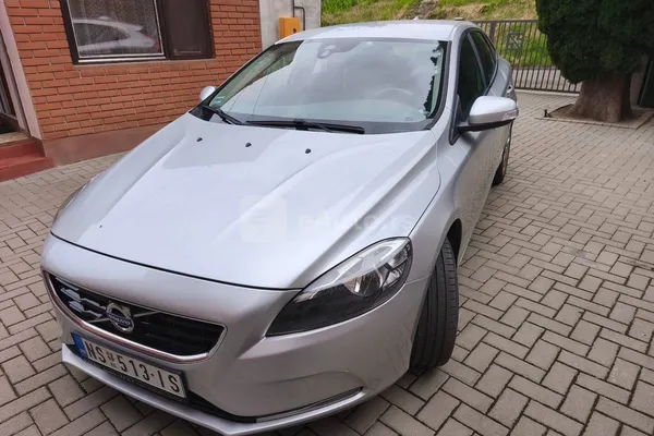 Volvo V40 — polovni automobil