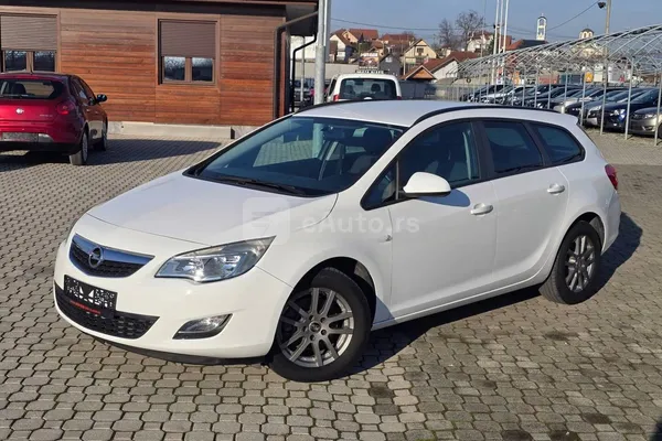 Opel Astra J — polovni automobil