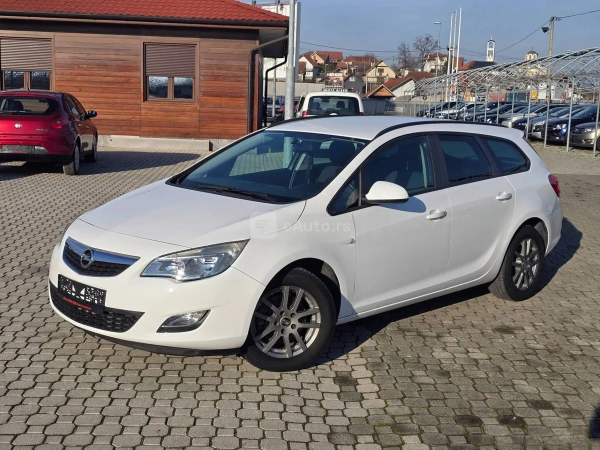 Opel Astra J — polovni automobil