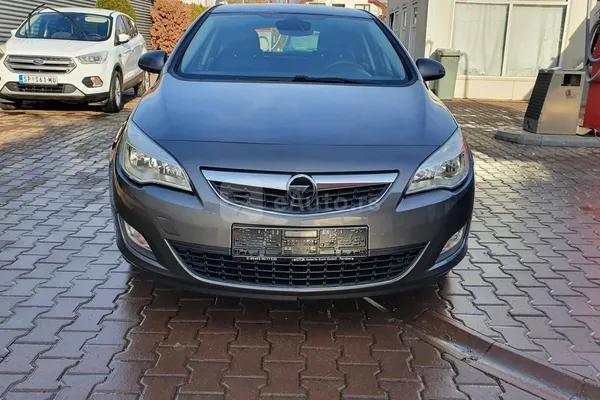 Opel Astra J — polovni automobil