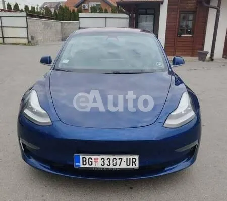 Tesla Model 3 — polovni automobil