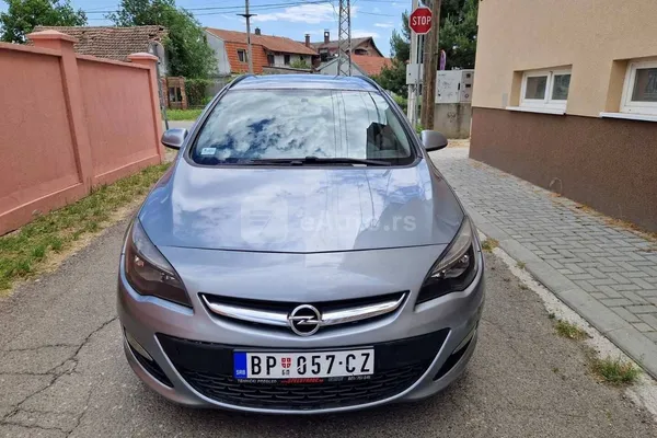 Opel Astra J — polovni automobil