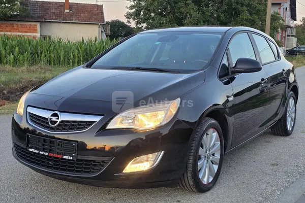 Opel Astra J — polovni automobil
