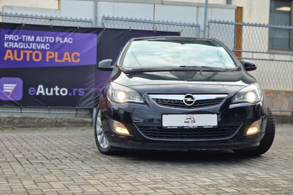 Opel Astra J — polovni automobil
