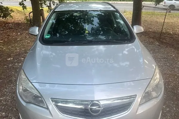 Opel Astra J — polovni automobil