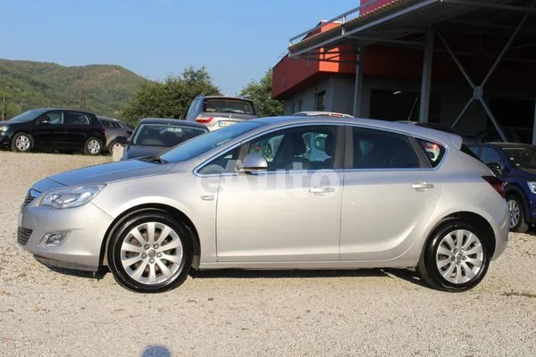 Opel Astra J — polovni automobil