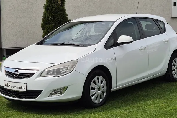 Opel Astra J — polovni automobil