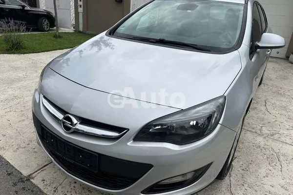 Opel Astra J — polovni automobil