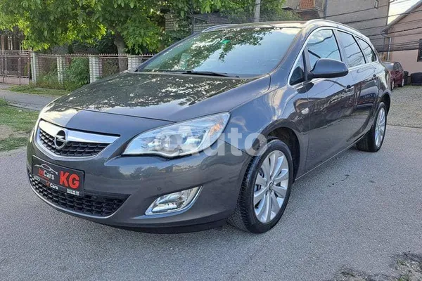 Opel Astra J — polovni automobil