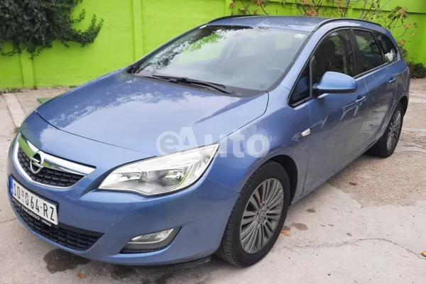 Opel Astra J — polovni automobil