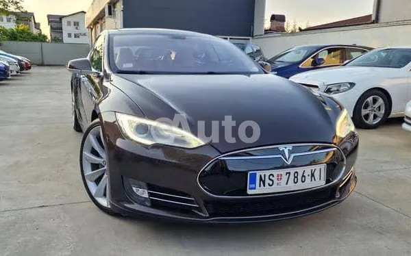 Tesla Model S — polovni automobil