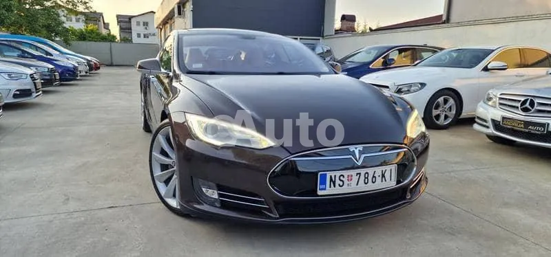Tesla Model S — polovni automobil
