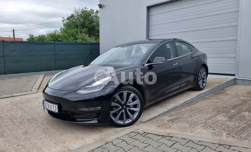 Tesla Model 3 — polovni automobil